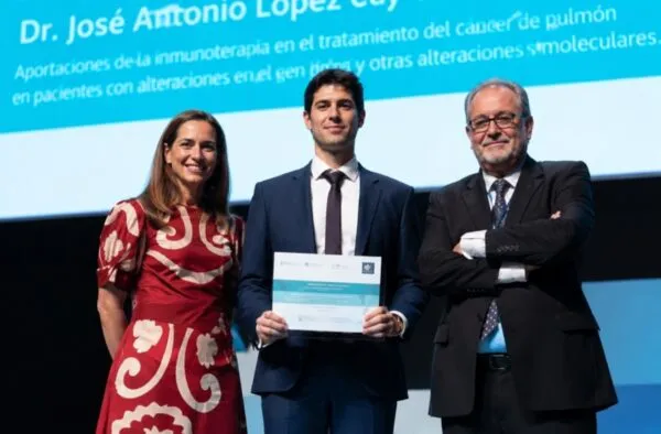 Teléfono inteligente con una aplicación médica diseñada para ayudar a pacientes con cáncer de pulmón a registrar síntomas y recordar tratamientos.