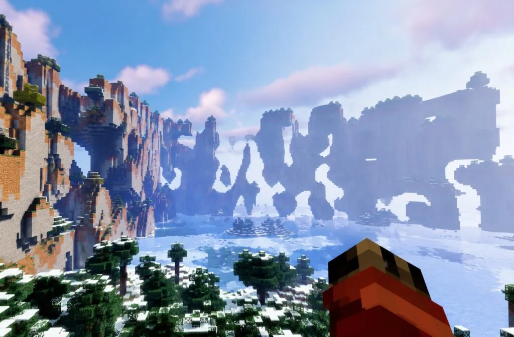 Paisaje de Minecraft con enormes montañas de bloques y estructuras irregulares que representan las Tierras Lejanas del videojuego.