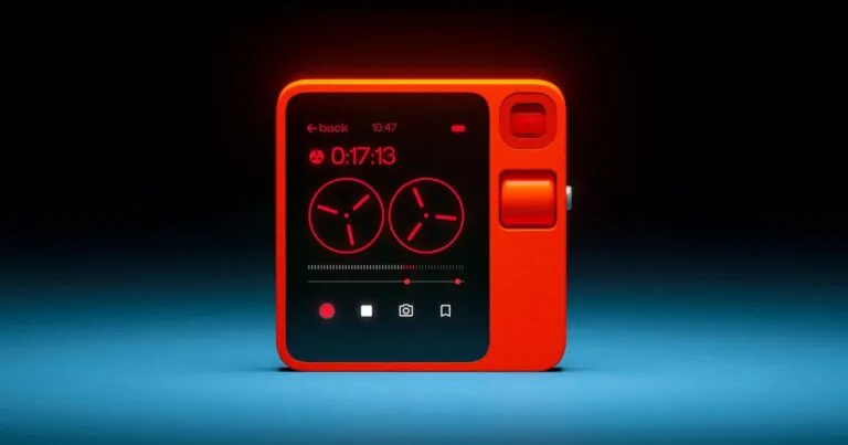varios gadgets de inteligencia artificial sobre un escritorio, con un smartphone al centro y elementos tecnológicos alrededor.