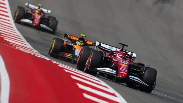 Monoplaza rojo de Fórmula 1 en el circuito de Austin, representando el rendimiento de Lewis Hamilton y las mejoras tecnológicas de Ferrari.