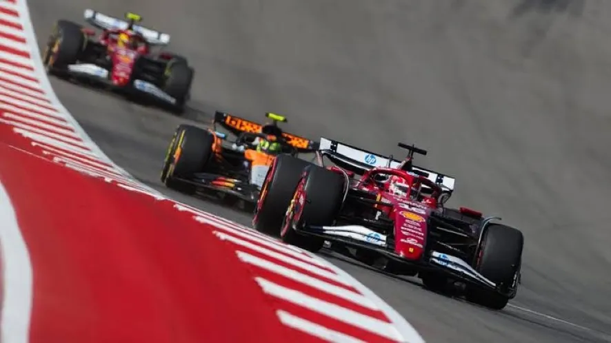 Monoplaza rojo de Fórmula 1 en el circuito de Austin, representando el rendimiento de Lewis Hamilton y las mejoras tecnológicas de Ferrari.
