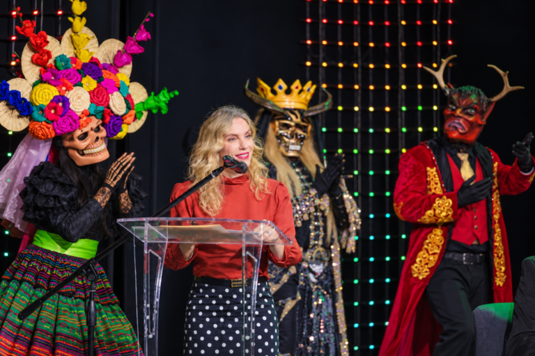 Escena con máscaras tradicionales durante la presentación de FENAMAD 2026