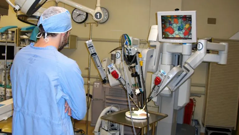 Robots magnéticos diminutos desarrollados para administrar medicamentos directamente en tejidos del corazón.