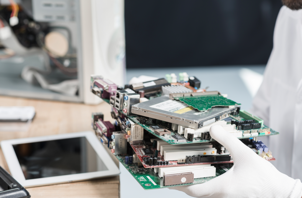 Componentes electrónicos y equipos tecnológicos en proceso de clasificación para su gestión y reciclaje especializado, de acuerdo con la iniciativa adoptada por Seguritech Privada.
