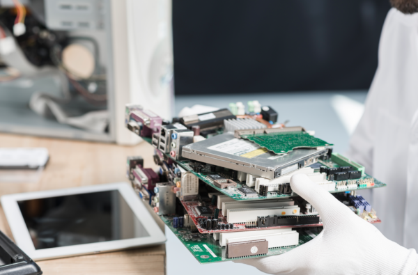 Componentes electrónicos y equipos tecnológicos en proceso de clasificación para su gestión y reciclaje especializado, de acuerdo con la iniciativa adoptada por Seguritech Privada.