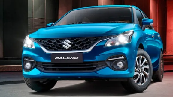 Automóvil compacto moderno que representa los cambios tecnológicos que Suzuki deberá realizar ante las nuevas normas de eficiencia en India.