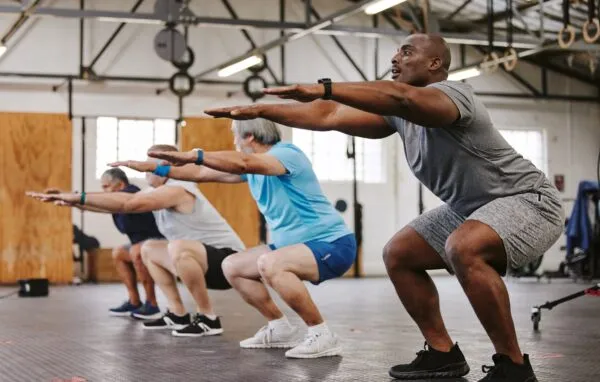 Teléfono inteligente utilizado como herramienta para organizar y registrar entrenamientos de CrossFit.