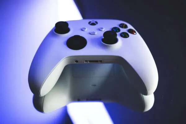 Inteligencia artificial y videojuegos utilizados para enseñar a sistemas digitales a tomar decisiones y ejecutar acciones.